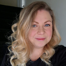 Daniella Headshot.png